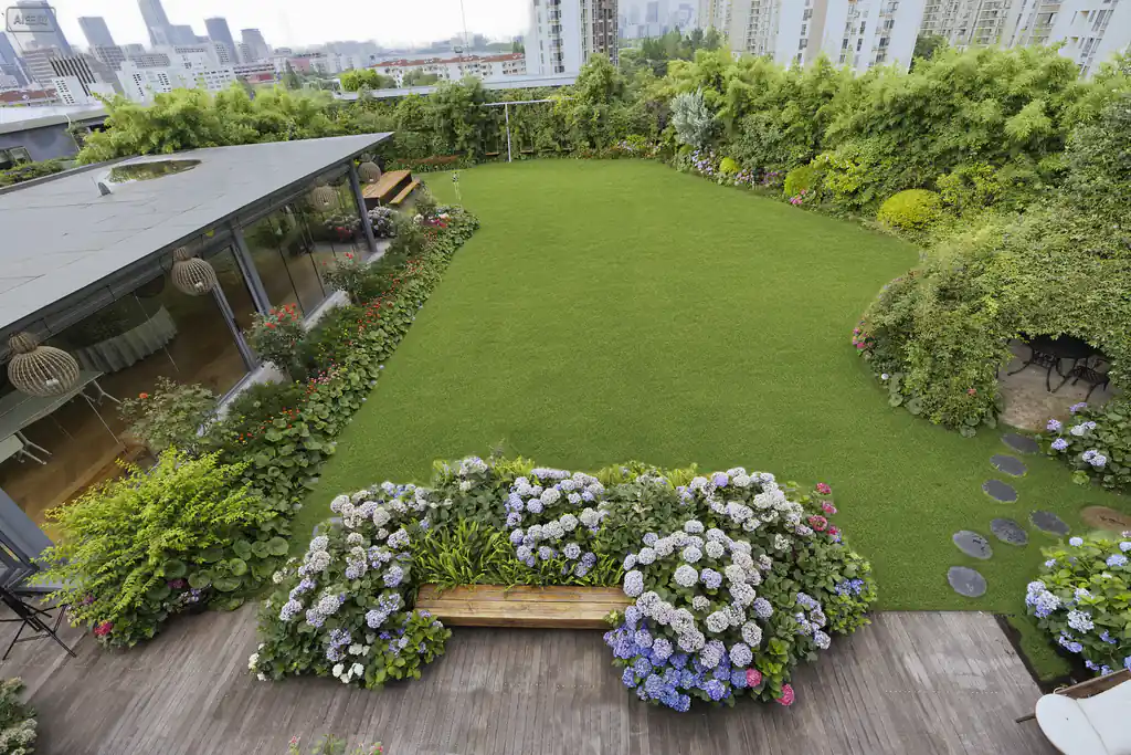 顶楼揽园大草坪俯瞰